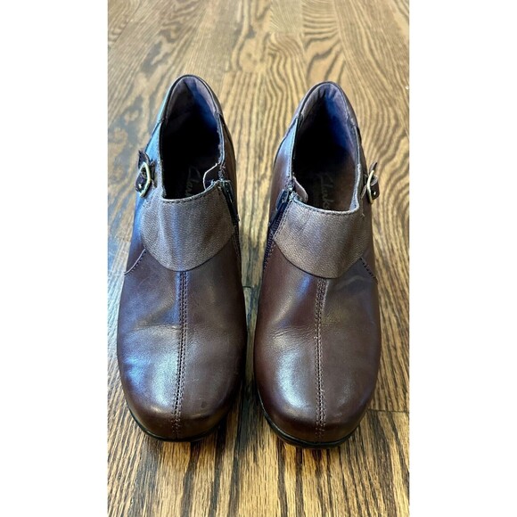 Clarks Bendables Woman Size 6.5 Bootie Slip On Leather‎ Brown Block 2.5" Heel - Picture 1 of 7